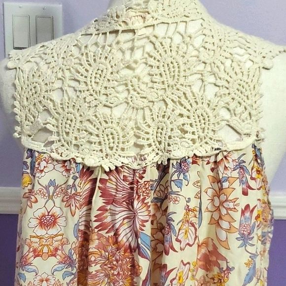 Solitaire Boho Cottagecore Cream Floral Crochet Sleeveless Flowy Top - Picture 5 of 7